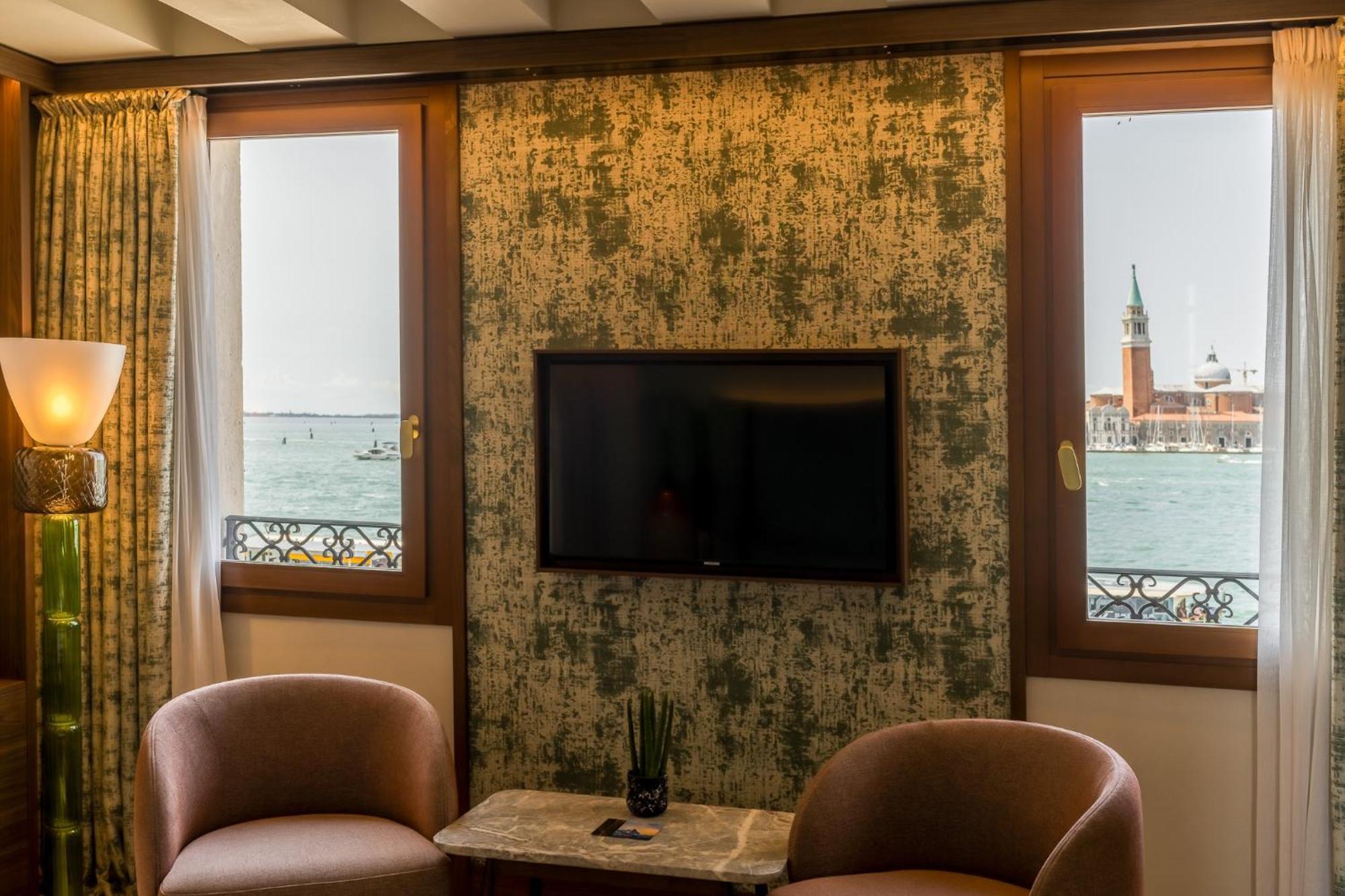 Ca'Di Dio-Small Luxury Hotel Velence Kültér fotó A television set in a hotel room